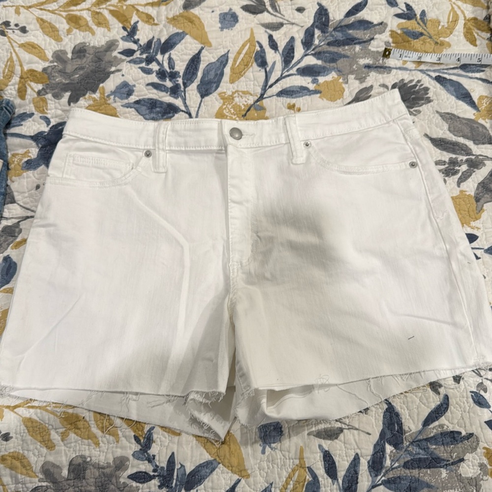 Universal Thread High Rise Midi White Jean Shorts sz. 14